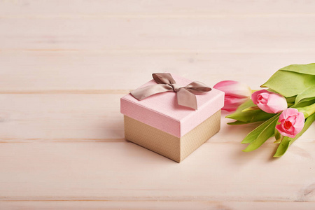 浅背景带花的粉红色礼品盒