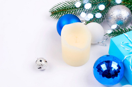 圣诞卡与蓝色礼品盒球和玩具冷杉树枝锥在白色背景。 卡假日概念。 复制空间顶部视图。