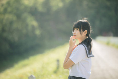 亚洲日本女女孩服装肖像看公园户外电影复古风格