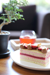 草莓蛋糕甜点甜菜配草莓坚果AMD蛋糕木桌