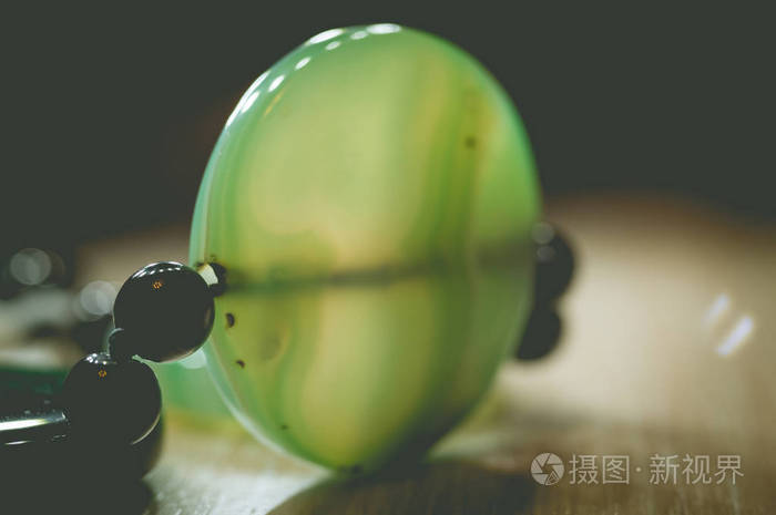 美丽的半透明绿色玛瑙宝石的大抛光珠,特写宏观照片