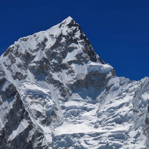 悬置的峰值7861米。 从卡拉帕塔尔尼泊尔的视图。