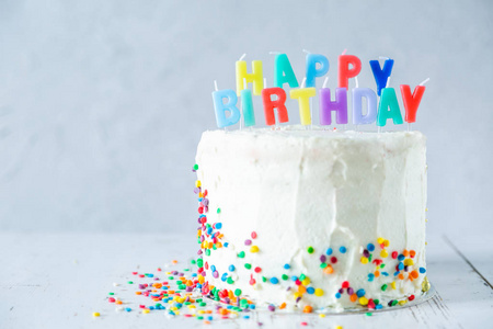 五颜六色的生日概念蛋糕, 蜡烛, 礼物, 装饰品