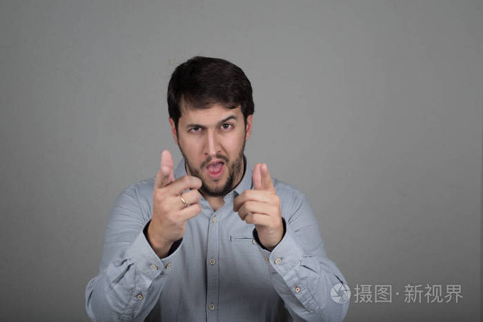 高兴的人用手指指着