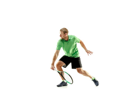 高加索人玩网球运动员在白色背景上孤立