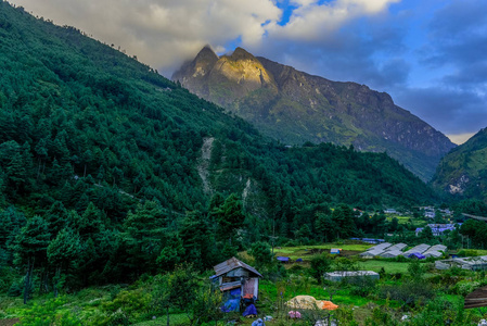 去年十月以绿村为背景的雷斯特山