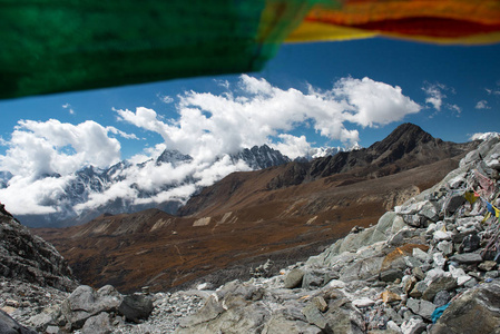 尼泊尔珠穆朗玛峰大本营徒步路线地区之一的带有祈祷旗的Chola山口