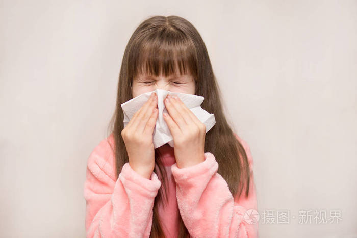 流鼻涕的小女孩擦鼻涕的健康观念