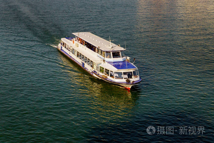 游船或游艇漂浮在绿松石水上环绕美丽的海岸