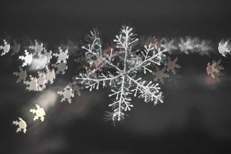 彩色Bokeh背景雪花上的雪花，背景模糊。