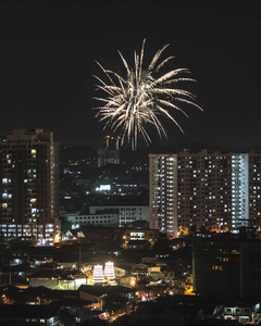 在亚洲郊区用烟火庆祝图片