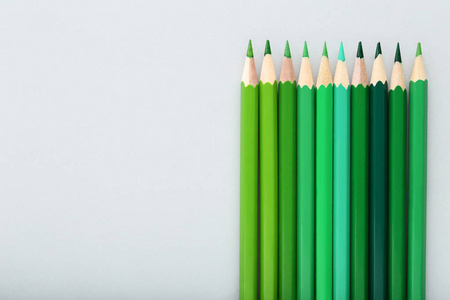 灰色背景上的绿色铅笔