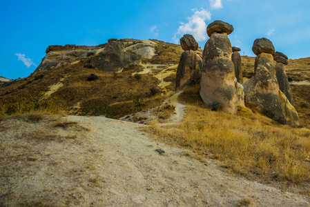 这条路通向神奇的蘑菇岩。美丽的风景和不寻常的山脉。仙女烟囱，帕萨巴格，蒙克斯谷，卡帕多西亚，安纳托利亚，土耳其