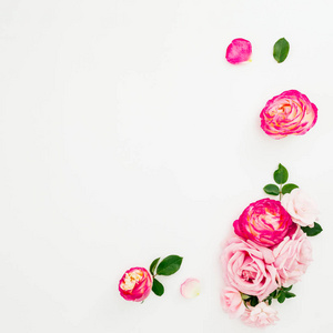 情人节框架，粉红色玫瑰花和绿叶在白色背景。 平躺顶部视图。