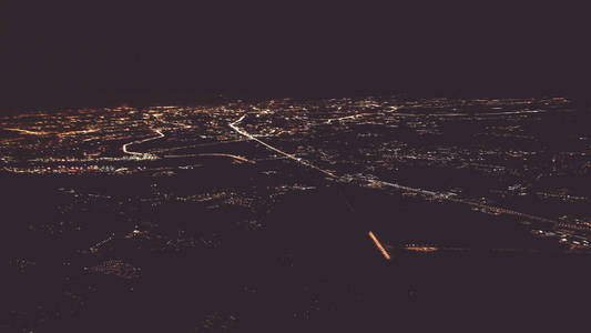 北京的夜景。 飞机视野。 城市的夜灯。 从飞机上看天空