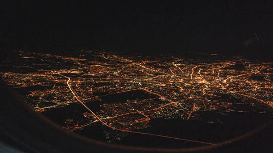 北京的夜景。 飞机视野。 城市的夜灯。 从飞机上看天空