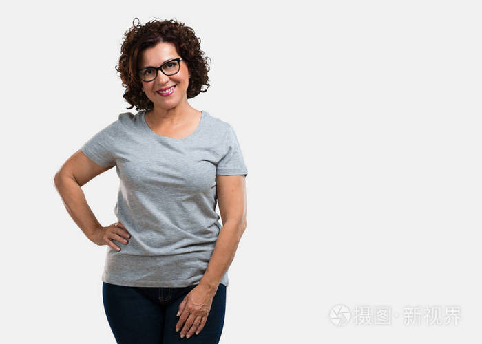 中老年妇女双手叉腰站立轻松愉快笑容可掬