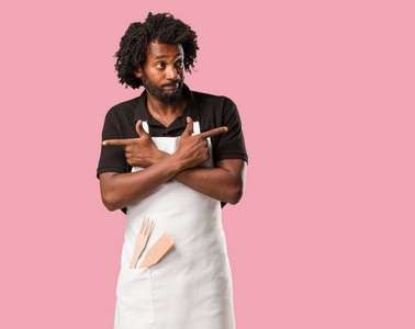 英俊的非裔美国人面包师困惑和怀疑的男人决定两种选择的概念优柔寡断