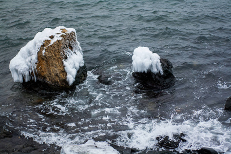 海浪在冰冻的石头上破碎