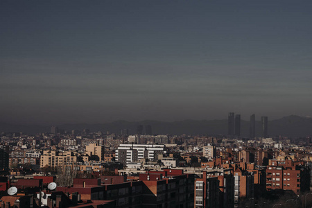 马德里的天际线从空气污染