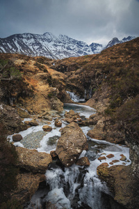 冻结河流脆性在格伦脆性山谷仙女投票旅游景点。 斯凯苏格兰高地的伊索。