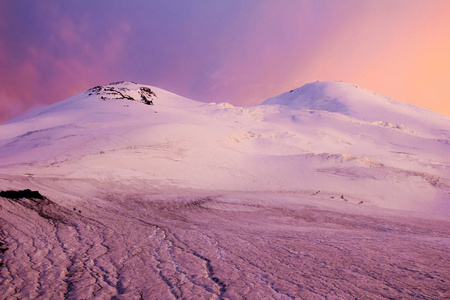 从大本营到Elbrus顶部的粉红色日落景色。 上升到欧洲最高点