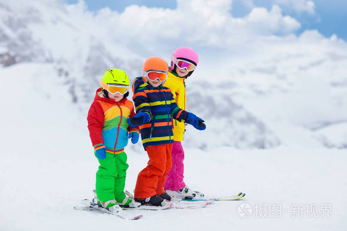 孩子们在山上滑雪.滑雪学校的孩子.儿童冬季运动.