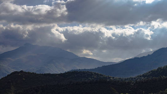 云景景观上一座山的剪影.