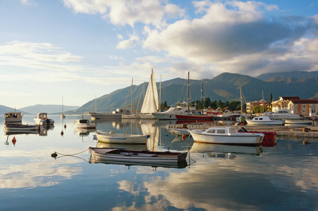 美丽的地中海景观，水面上有渔船。黑山亚得里亚海科托尔湾蒂瓦特