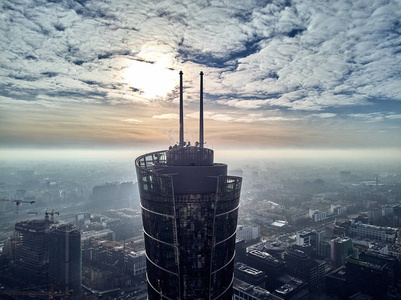 华沙波兰2018年11月27日美丽的全景无人机观景华沙市中心和华沙尖塔220米新莫德恩办公大楼在欧洲广场PlacEurope