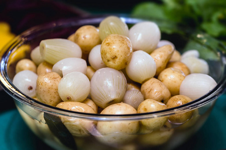 在米纳斯吉拉斯的巴西午餐中典型的食物和调味品。