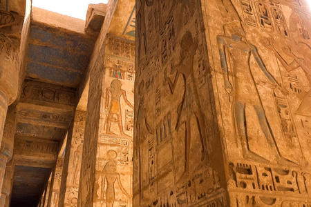 埃及象形文字和墙壁和柱子上的图画。 埃及语言古神和人类的生活，象形文字和图画