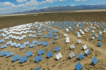 太阳能电池板。 太阳能是太阳能电池板的替代能源。