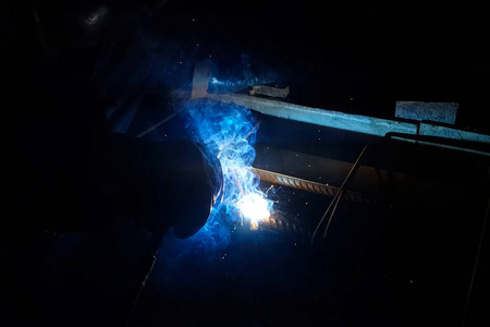 钢筋焊接。 焊接产生的火花和光。 电焊。