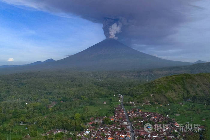 火山灰从火山中升起热带丛林火山脚下的村庄