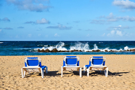 圣基特原始的加勒比海海滩，有海滩椅和海洋背景