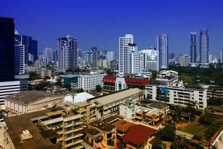 曼谷城市建筑和住宅与天空