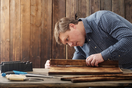 木匠用木制背景的工具工作