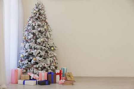 冬季圣诞树加兰灯新年假期礼物白色家居装饰