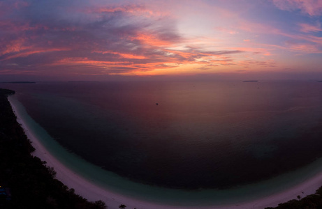 鸟瞰热带海滩岛礁加勒比海戏剧性的天空在日落日出。 印度尼西亚莫卢卡斯群岛基岛班达海。 顶级旅游目的地潜水浮潜