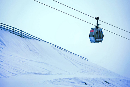 缆车在滑雪场上去。冬季