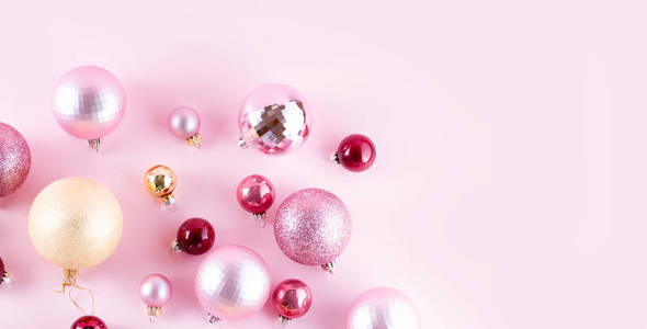 粉红色背景横幅上的圣诞粉红色和金色装饰