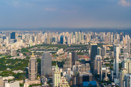 兰皮尼公园萨特霍恩曼谷市中心的鸟瞰图。 亚洲智能城市的金融区和商业中心。 摩天大楼和高层建筑。