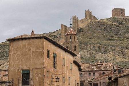 阿尔巴拉钦城堡的视图，从镇内教堂塔的左侧，特鲁埃尔阿拉贡西班牙