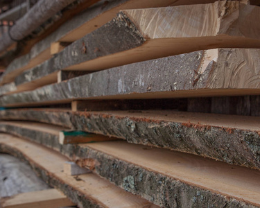 在锯木厂里折叠的木板。 堆叠的木板作为纹理。
