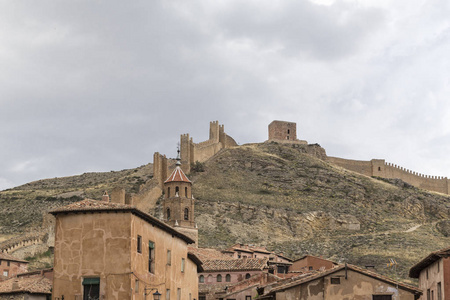 阿尔巴拉钦城堡的视图，从镇内教堂塔的左侧，特鲁埃尔阿拉贡西班牙