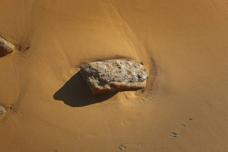沙子中间的岩石