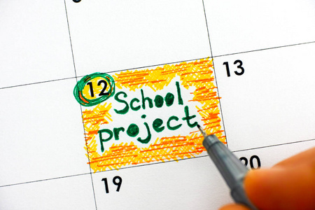 女子手笔书写提醒学校项目日历。 快关门。