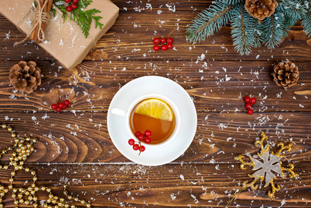 圣诞节背景。一杯带柠檬的热芳香茶。圣诞节贺卡。顶部视图。新年假期概念。