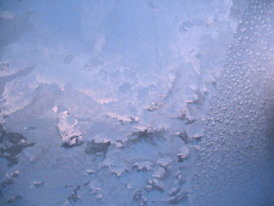 这是冬天玻璃窗上霜冻的图案